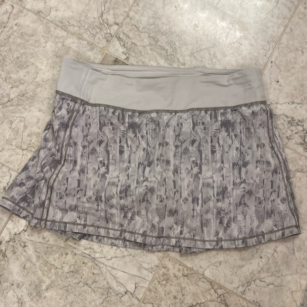 Lululemon Pace Rival skirt 10Tall (14” length) grey and white patterned